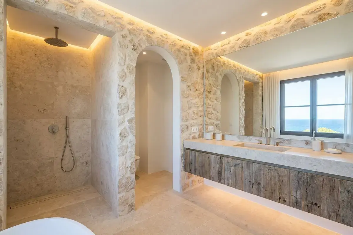 Baño de estilo mediterráneo reformado en una vivienda de Altea, Alicante