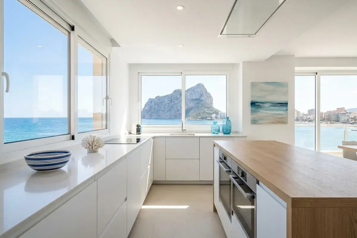 Cocina reformada en un apartamento frente al mar en Calpe, Alicante