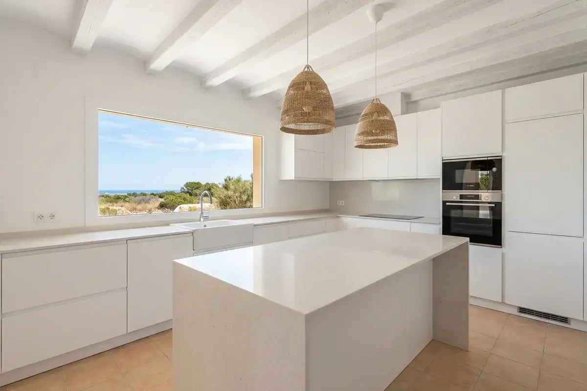 Cocina reformada con isla en un bungalow de Gran Alacant, Santa Pola