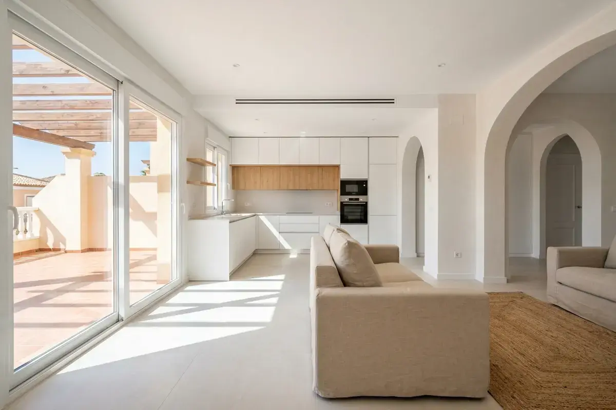 Salón-cocina reformado de un adosado en Orihuela Costa, Alicante