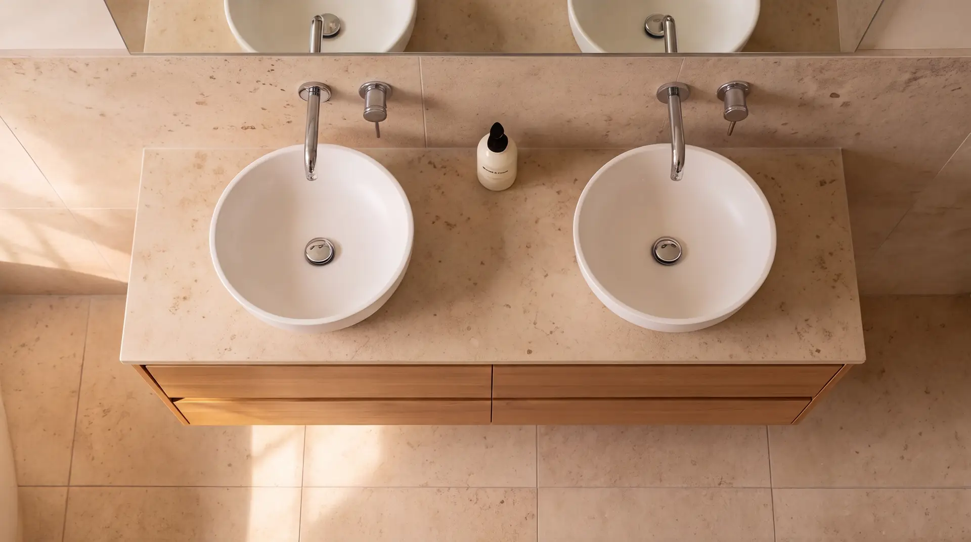 Baño reformado con lavabos dobles en una segunda residencia de la costa de Alicante